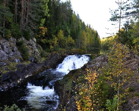 Живописный водопад Кивач