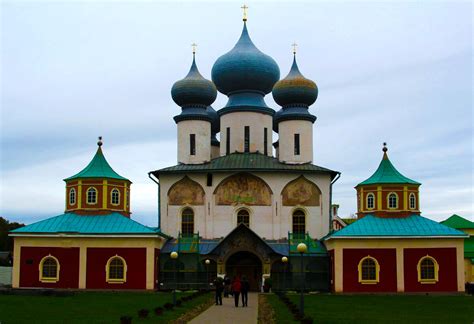 Значение понятия "подводит под монастырь"