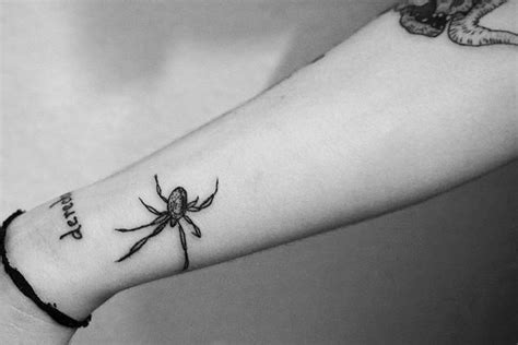 Значение татуировки паука у девушек