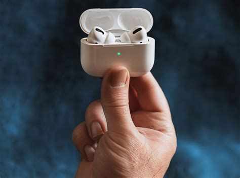 Какой смысл имеет оранжевый индикатор на AirPods Pro?