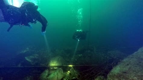 Морская глубина во время ночного путешествия среди подводного клинка