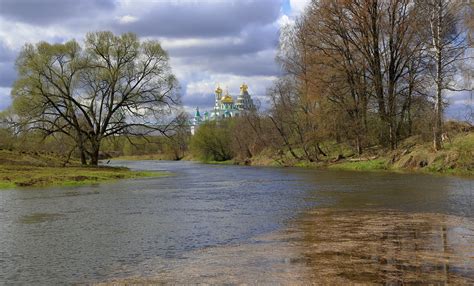 Полноводная река