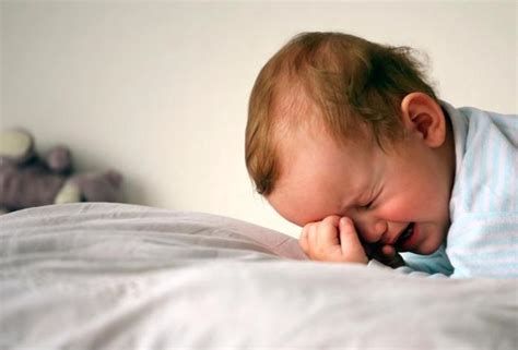 Различные толкования сна, где малыш погружается в воду: возможные интерпретации