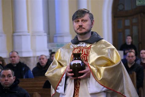 Роль возгласа "святая святым" в служении священнослужителя