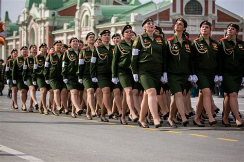 Роль женщины на военном параде в сновидении