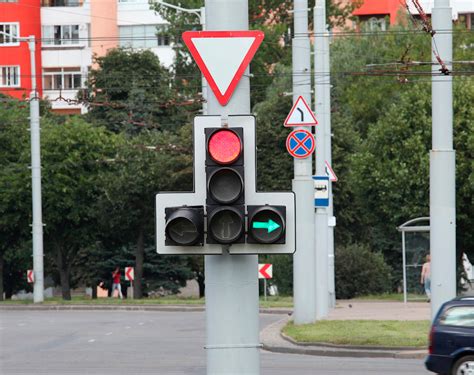 Светофор и надпись "Стоп" на перекрестке