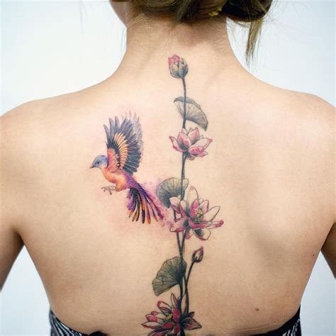 Татуировки колибри на спине – символ персональной эмансипации
