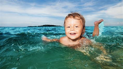 Частое купание в морской или хлорированной воде