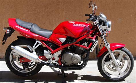 Что представляет собой красноголовый мотоцикл Сузуки Бандит