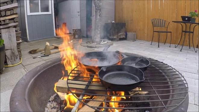 Прокаливание сковороды на огне