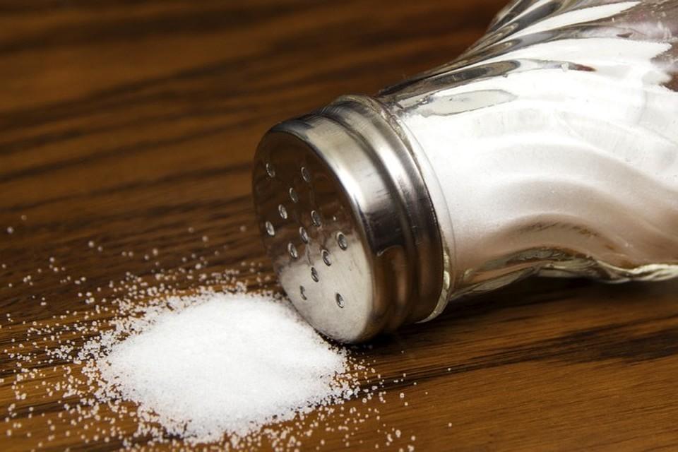 Очистка кастрюли солью