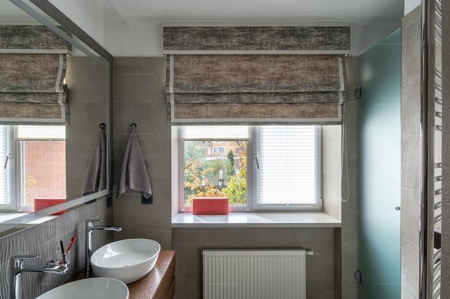 Римские шторы в ванной комнате.