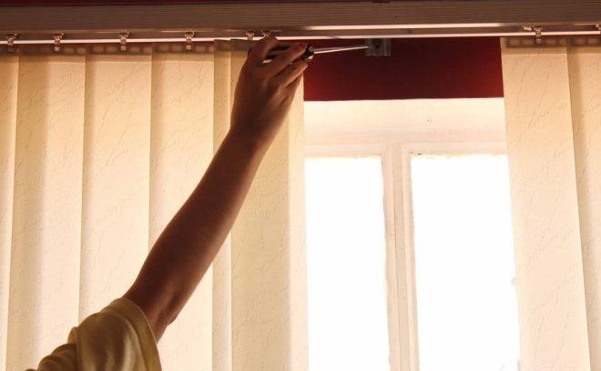 Как мыть рулонные шторы: 3 способа очистки и секреты демонтажа