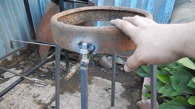 Подставка под казан своими руками: как сделать из трубы на мангал?