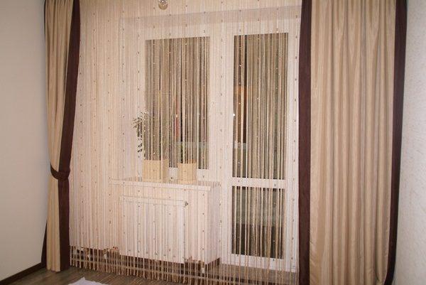 Шторы на окно с балконной дверью в гостиной: 8 идей нестандартного оформления
